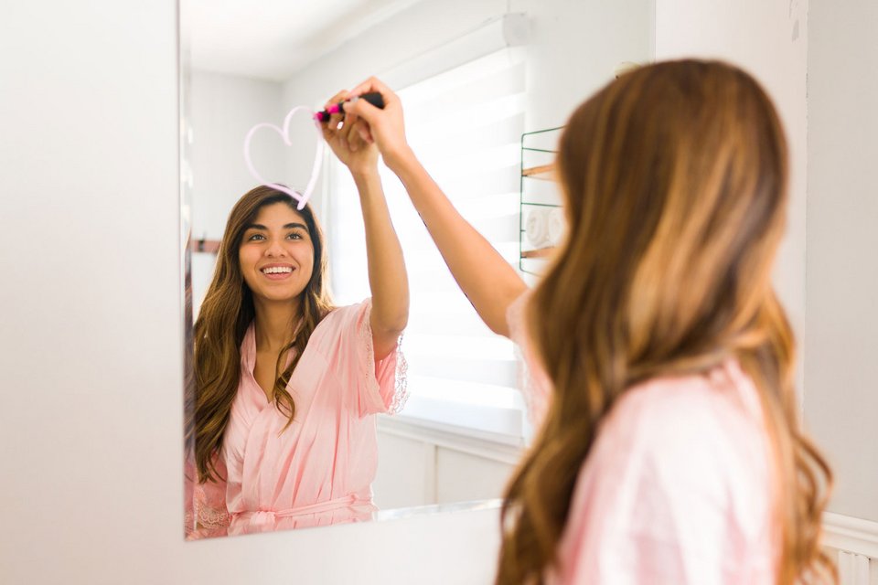 Frau im Spiegel, Selbstliebe